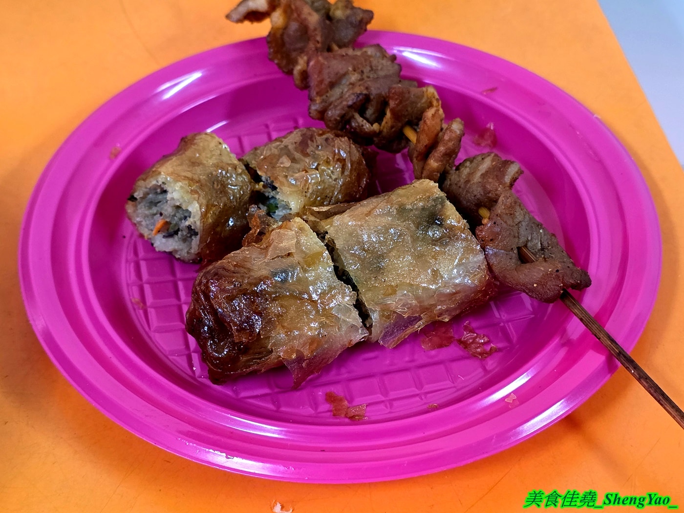 [台中沙鹿]武林越式料理 – 海線最特別的越南小吃，招牌是冰果店讓人莫名奇妙，大推河粉，大碗公份量才賣100元，糯米飯也很好吃。