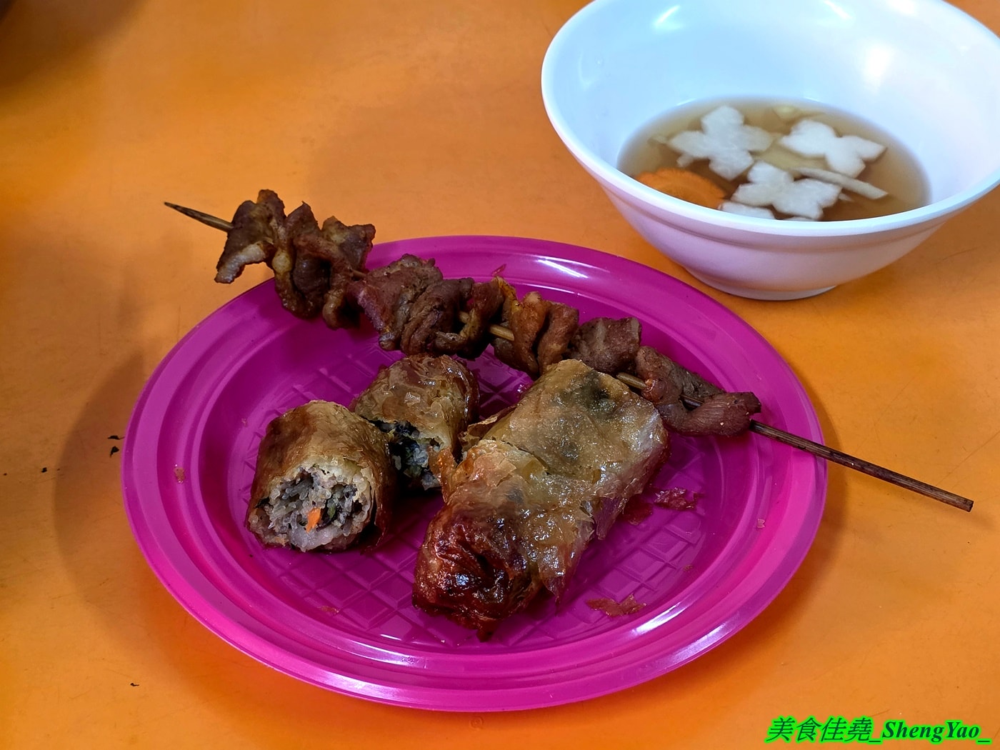 [台中沙鹿]武林越式料理 – 海線最特別的越南小吃，招牌是冰果店讓人莫名奇妙，大推河粉，大碗公份量才賣100元，糯米飯也很好吃。