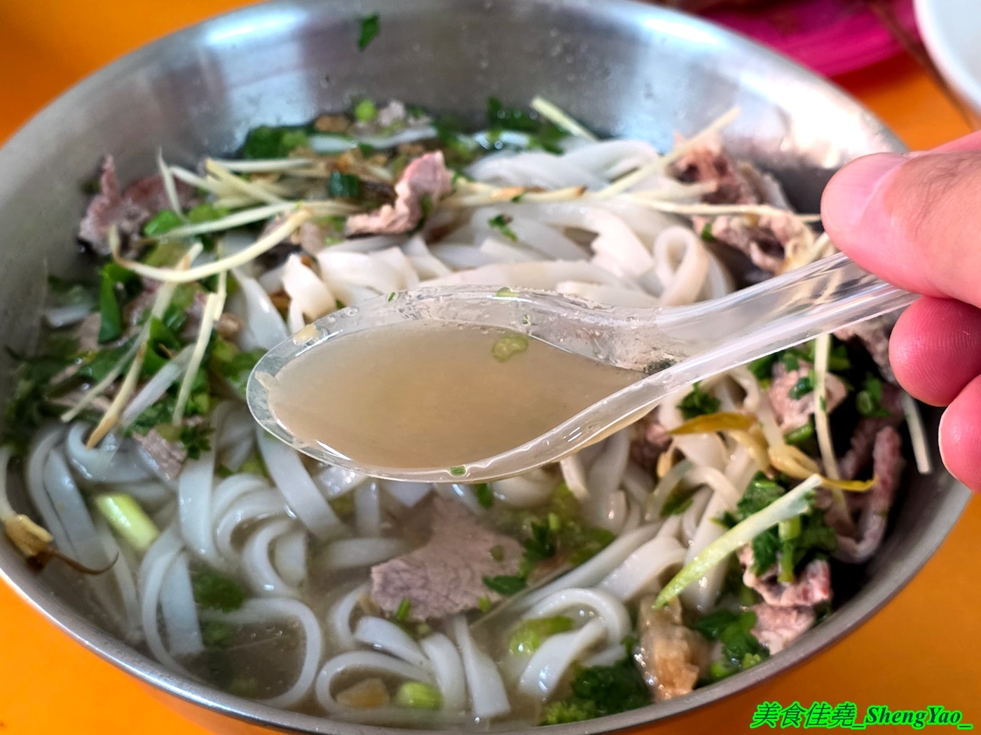 [台中沙鹿]武林越式料理 – 海線最特別的越南小吃，招牌是冰果店讓人莫名奇妙，大推河粉，大碗公份量才賣100元，糯米飯也很好吃。