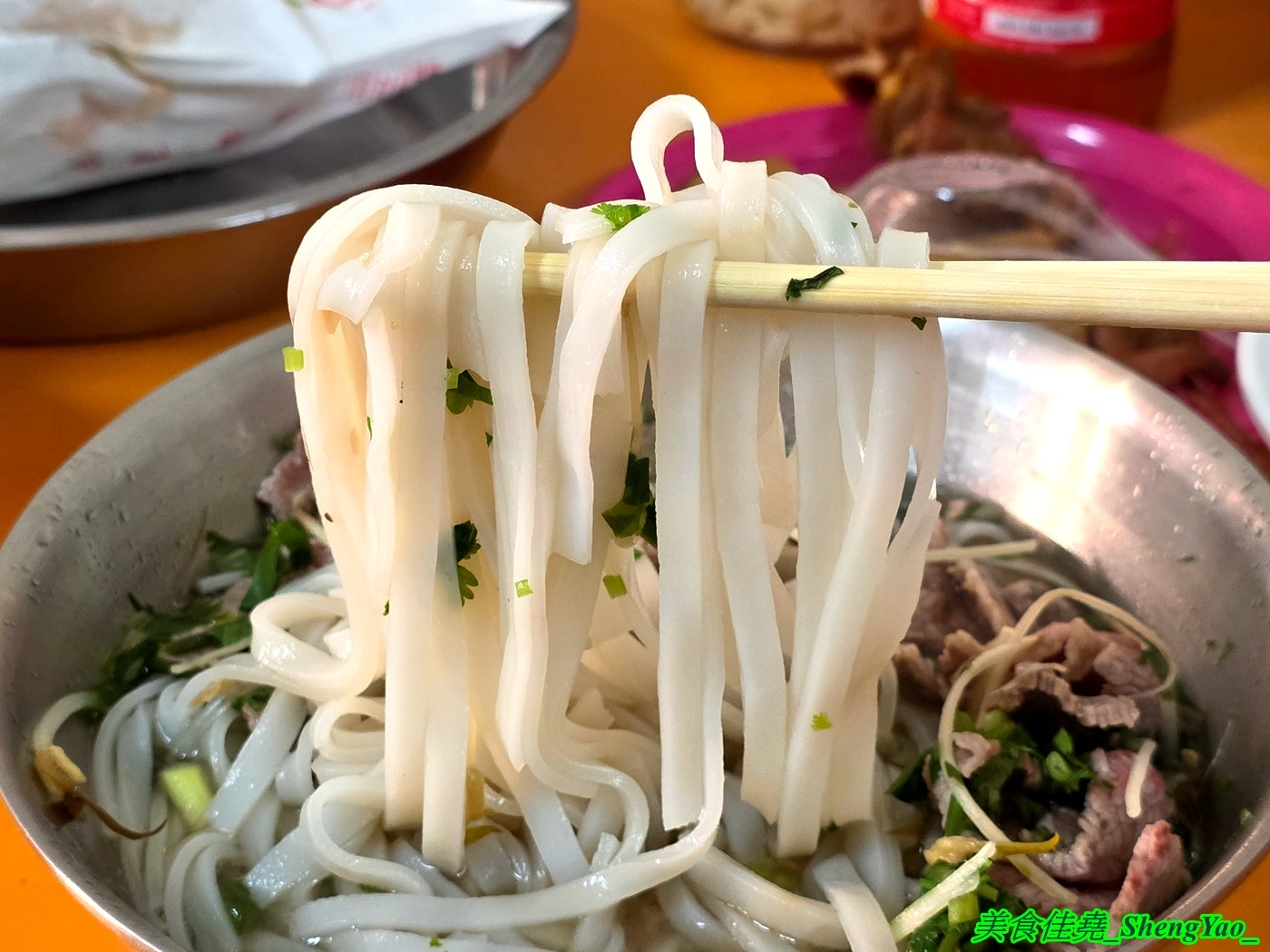 [台中沙鹿]武林越式料理 – 海線最特別的越南小吃，招牌是冰果店讓人莫名奇妙，大推河粉，大碗公份量才賣100元，糯米飯也很好吃。