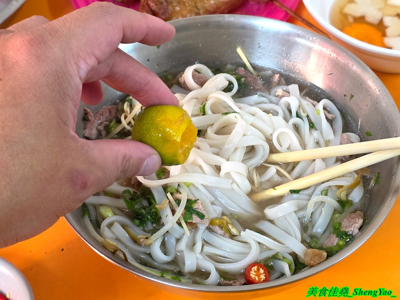 [台中沙鹿]武林越式料理 – 海線最特別的越南小吃，招牌是冰果店讓人莫名奇妙，大推河粉，大碗公份量才賣100元，糯米飯也很好吃。