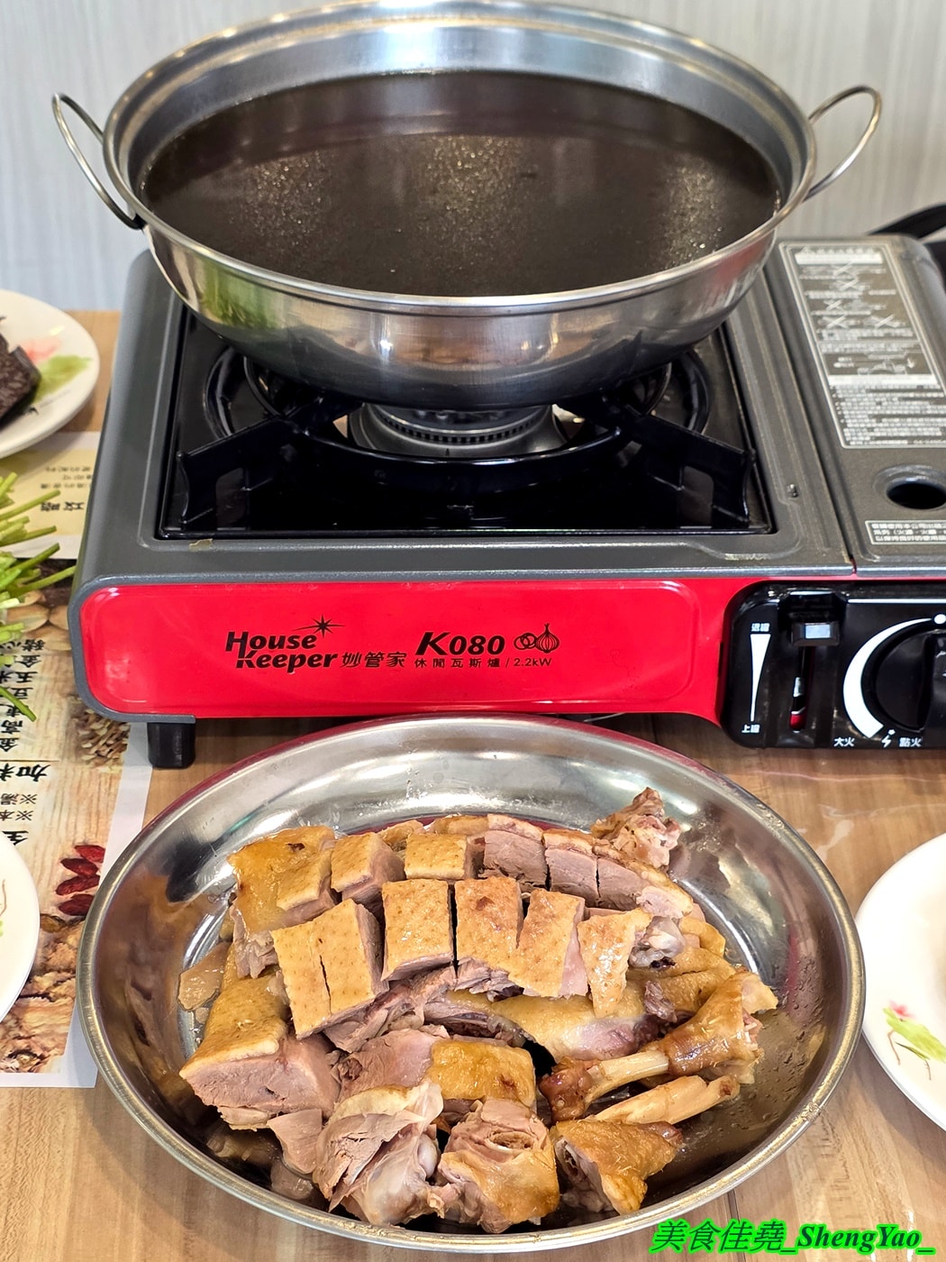 [台中沙鹿]鴻門鴨肉飯 – 鴨肉飯小吃店裡居然也能吃到鴨肉爐，一鍋300元鴨肉多到爆，好幾個人一起吃都沒問題。