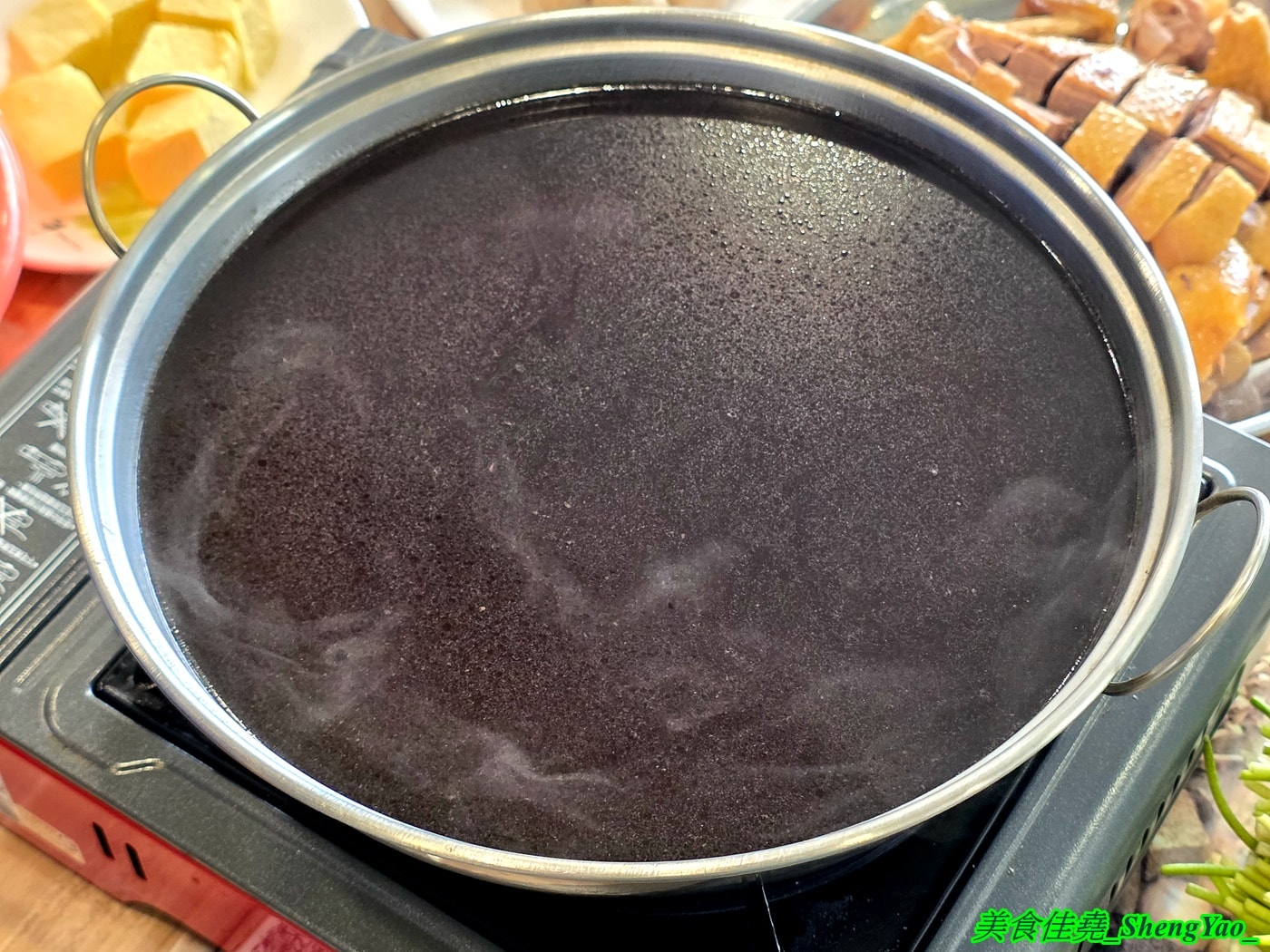 [台中沙鹿]鴻門鴨肉飯 – 鴨肉飯小吃店裡居然也能吃到鴨肉爐，一鍋300元鴨肉多到爆，好幾個人一起吃都沒問題。