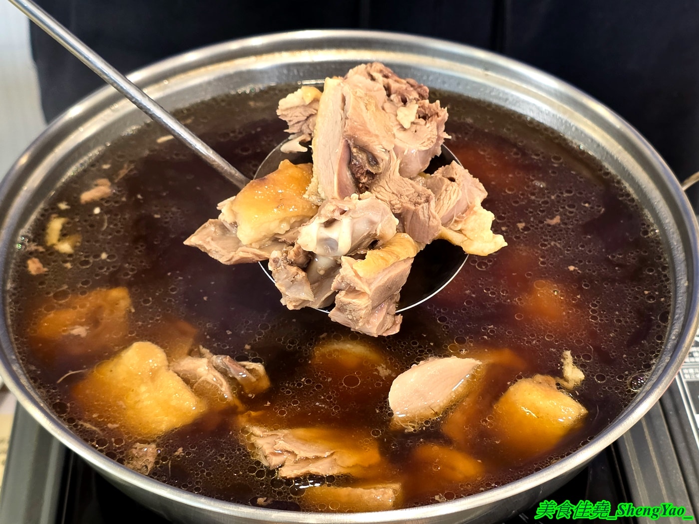 [台中沙鹿]鴻門鴨肉飯 – 鴨肉飯小吃店裡居然也能吃到鴨肉爐，一鍋300元鴨肉多到爆，好幾個人一起吃都沒問題。