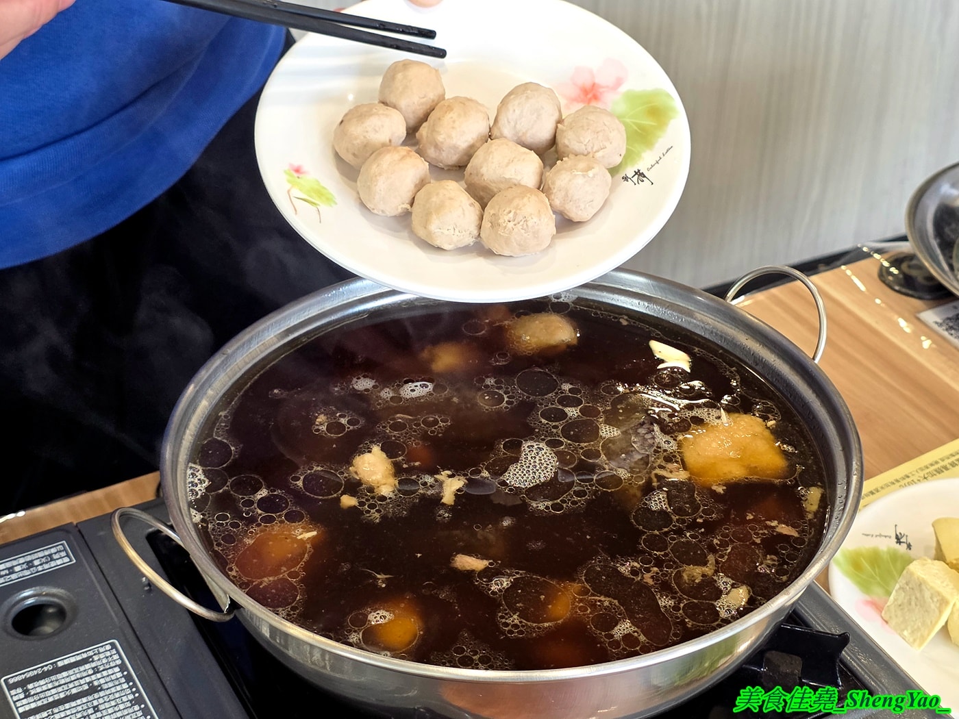 [台中沙鹿]鴻門鴨肉飯 – 鴨肉飯小吃店裡居然也能吃到鴨肉爐，一鍋300元鴨肉多到爆，好幾個人一起吃都沒問題。