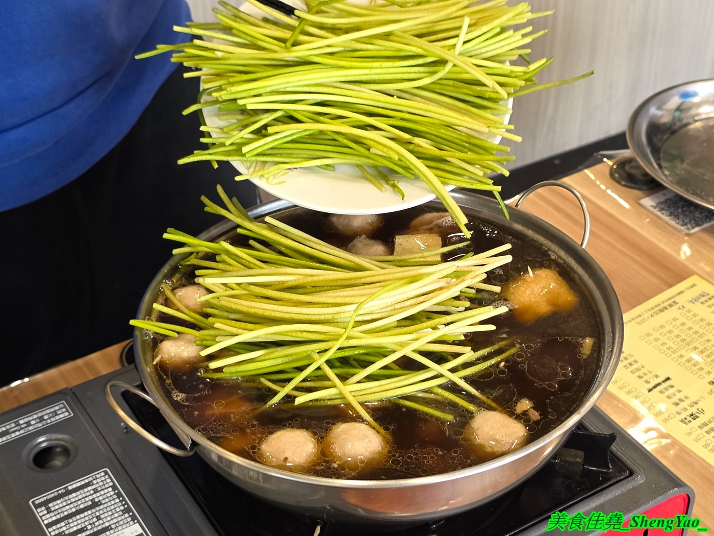 [台中沙鹿]鴻門鴨肉飯 – 鴨肉飯小吃店裡居然也能吃到鴨肉爐，一鍋300元鴨肉多到爆，好幾個人一起吃都沒問題。