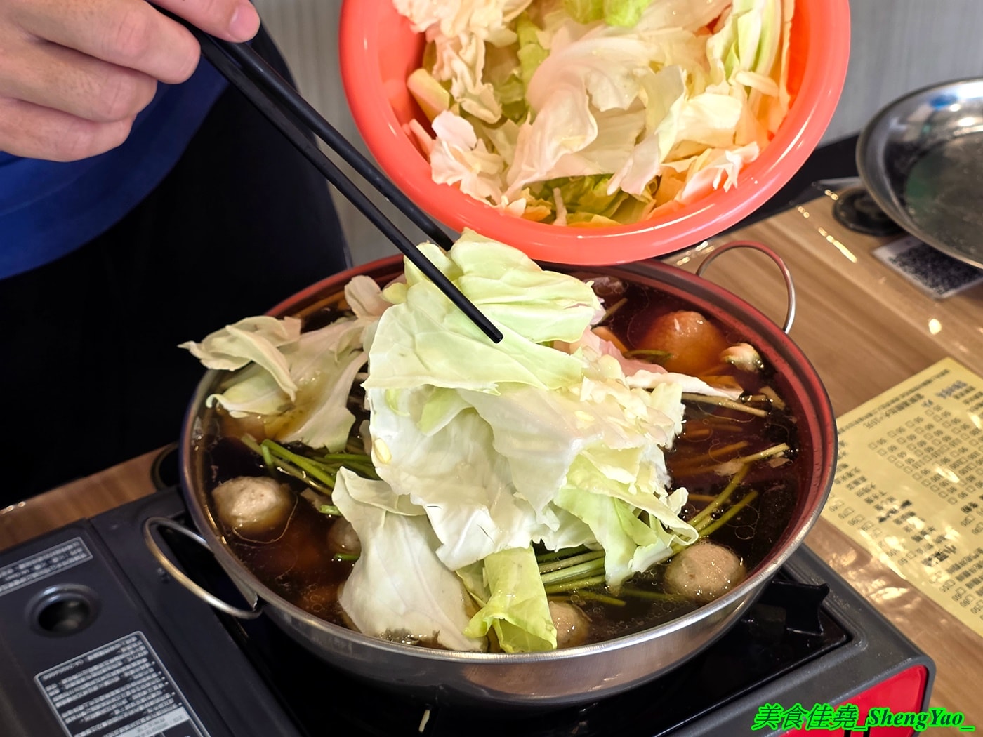 [台中沙鹿]鴻門鴨肉飯 – 鴨肉飯小吃店裡居然也能吃到鴨肉爐，一鍋300元鴨肉多到爆，好幾個人一起吃都沒問題。