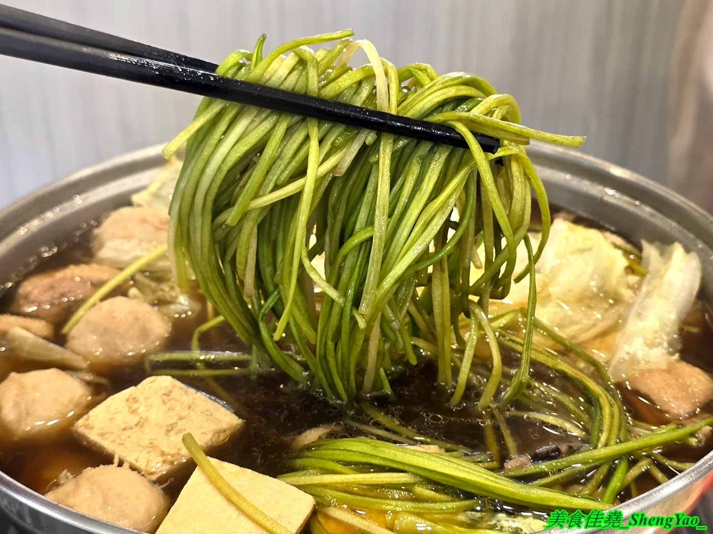 [台中沙鹿]鴻門鴨肉飯 – 鴨肉飯小吃店裡居然也能吃到鴨肉爐，一鍋300元鴨肉多到爆，好幾個人一起吃都沒問題。