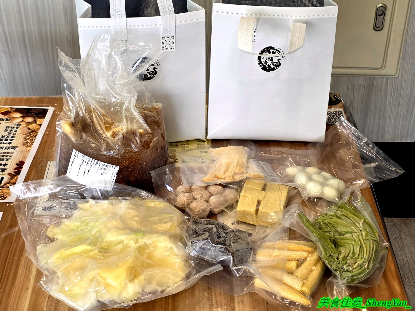 [台中沙鹿]鴻門鴨肉飯 – 鴨肉飯小吃店裡居然也能吃到鴨肉爐，一鍋300元鴨肉多到爆，好幾個人一起吃都沒問題。
