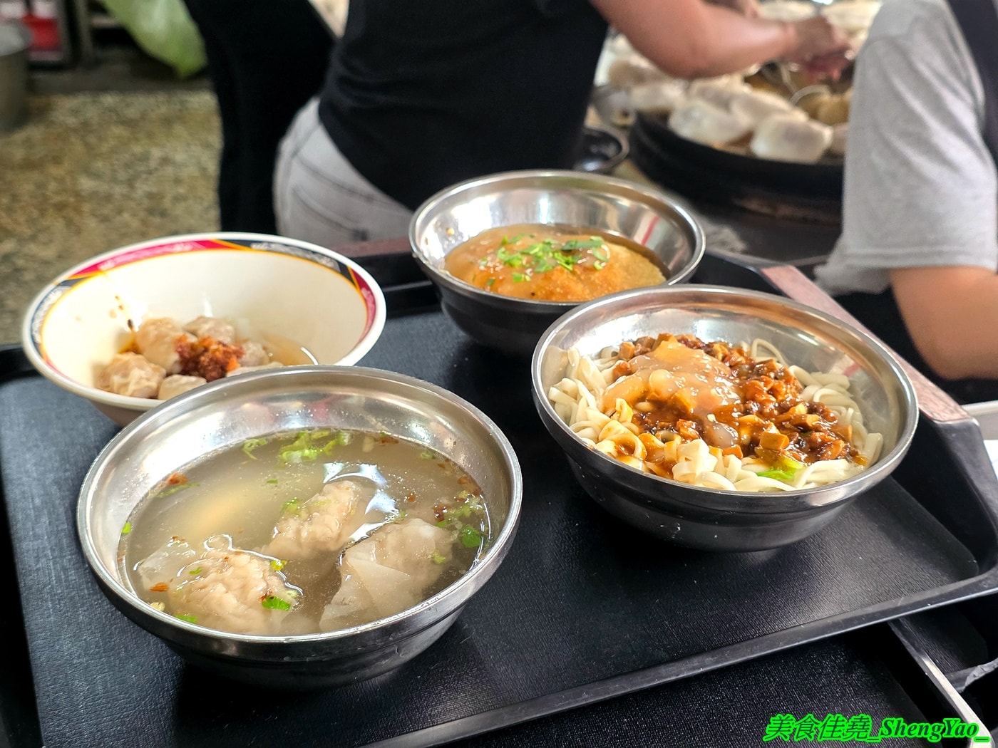 [台中清水]餛飩祖師海鋒肉圓 – 清水在地人很愛的低調好吃肉圓店，脆皮肉圓加燕丸湯是標配，炸醬麵也很特別。