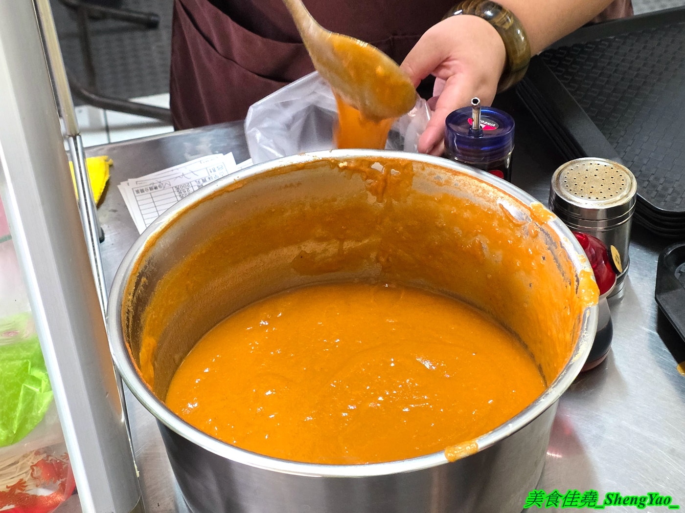 [台中清水]傳承擔仔麵 – 清水在地人最愛的早餐，傳承三代的70年老味道，吃了10幾年也吃不膩，價格便宜，份量實在，麵量加多還不加價，重點靈魂辣醬一定要加。