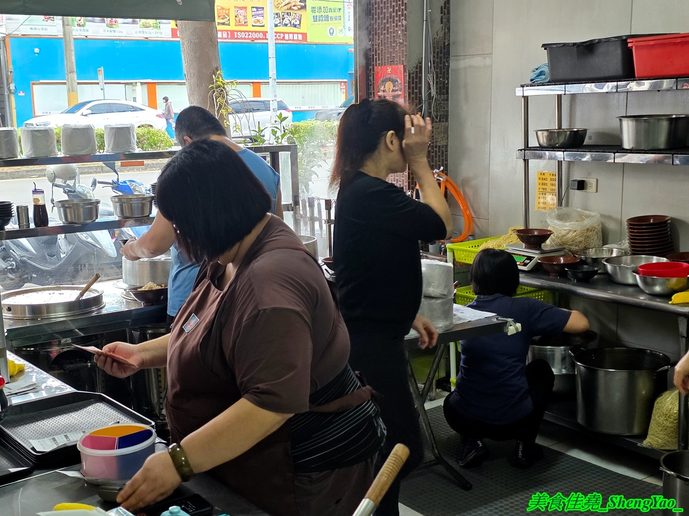 [台中清水]傳承擔仔麵 – 清水在地人最愛的早餐，傳承三代的70年老味道，吃了10幾年也吃不膩，價格便宜，份量實在，麵量加多還不加價，重點靈魂辣醬一定要加。