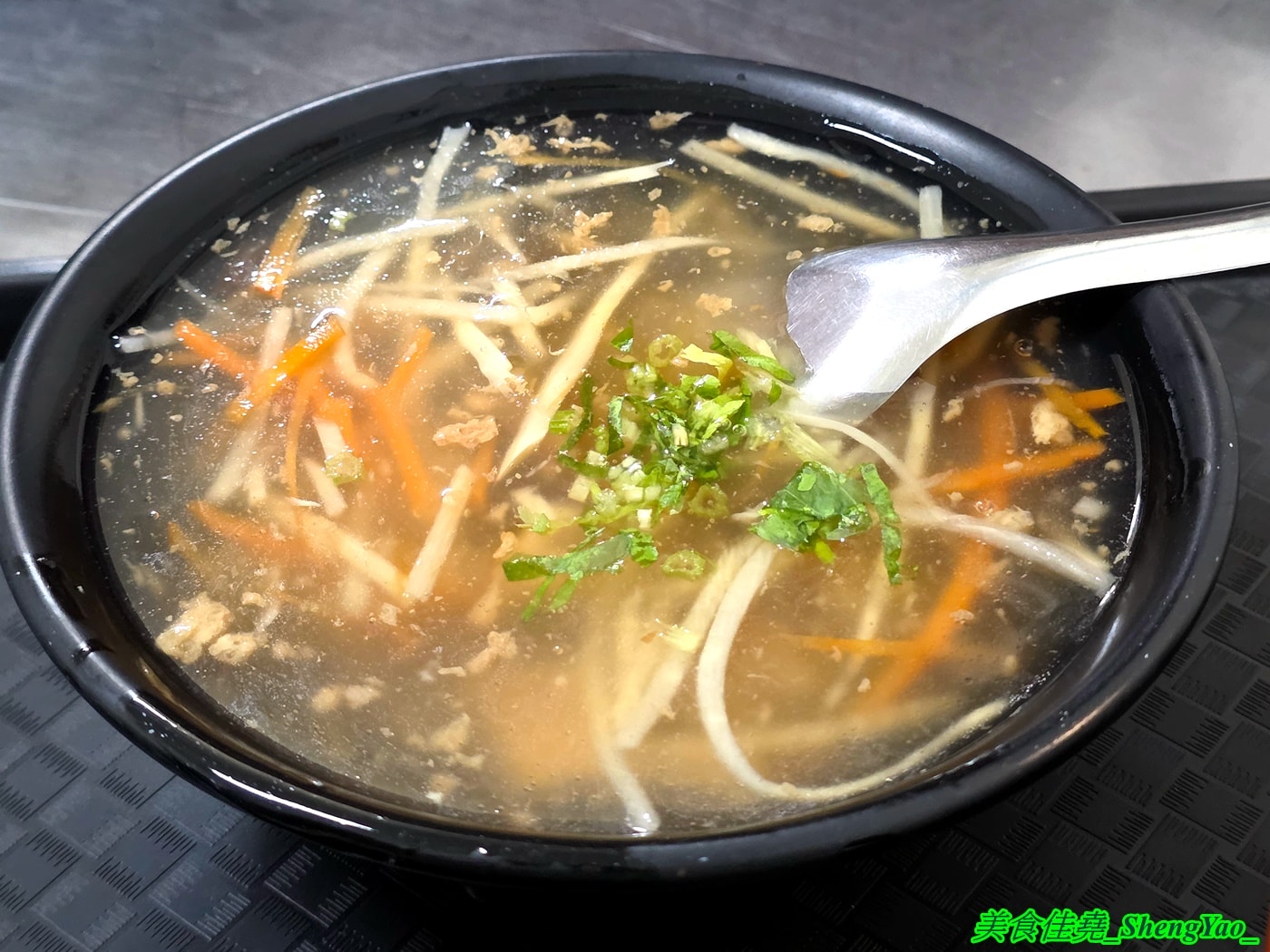 [台中清水]傳承擔仔麵 – 清水在地人最愛的早餐，傳承三代的70年老味道，吃了10幾年也吃不膩，價格便宜，份量實在，麵量加多還不加價，重點靈魂辣醬一定要加。