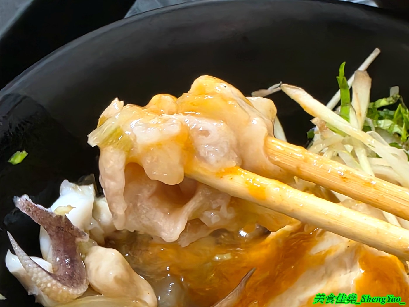 [台中清水]傳承擔仔麵 – 清水在地人最愛的早餐，傳承三代的70年老味道，吃了10幾年也吃不膩，價格便宜，份量實在，麵量加多還不加價，重點靈魂辣醬一定要加。