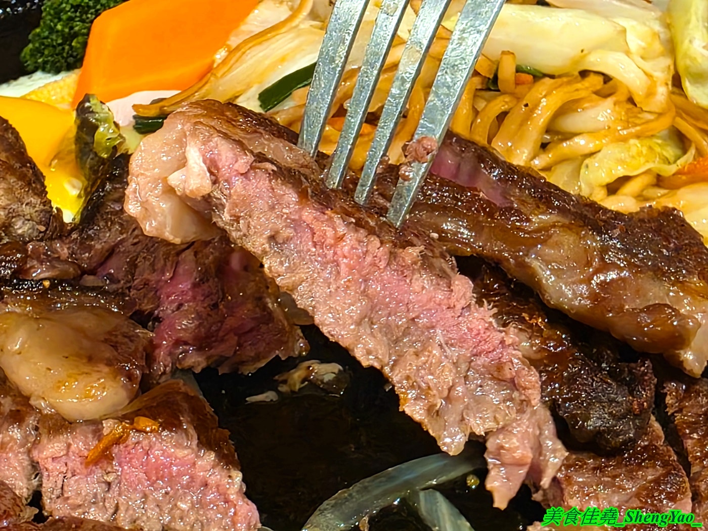 [台中梧棲]鐵將創意鐵板料理 – 海線平價牛排吃到飽吃來吃去還是這間最推薦，主餐最低340元起就能吃到自助區一大堆東西，平日還免服務費喔。