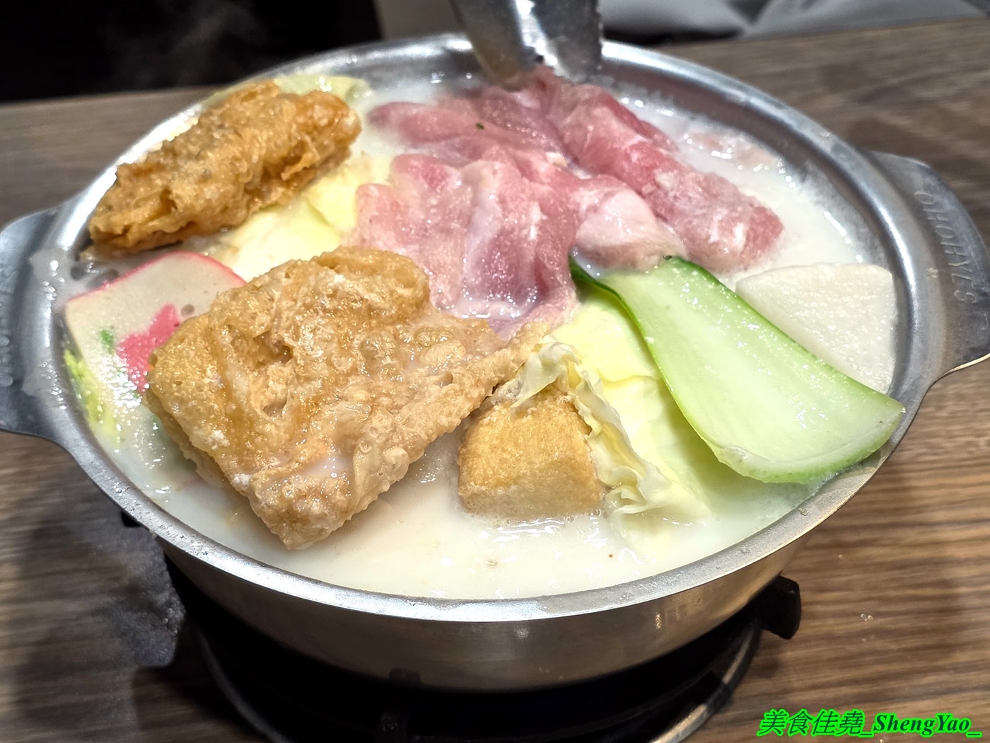 [台中北屯]翎軒有鍋 – 台中新開幕平價小火鍋，居然有KTV包廂，而且不只賣鍋物還賣熱炒，鍋物最低只要170元，自助吧還有肉燥飯、飲料冰沙冰淇淋無限供應。