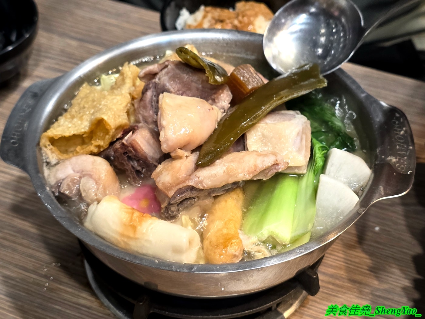 [台中北屯]翎軒有鍋 – 台中新開幕平價小火鍋，居然有KTV包廂，而且不只賣鍋物還賣熱炒，鍋物最低只要170元，自助吧還有肉燥飯、飲料冰沙冰淇淋無限供應。