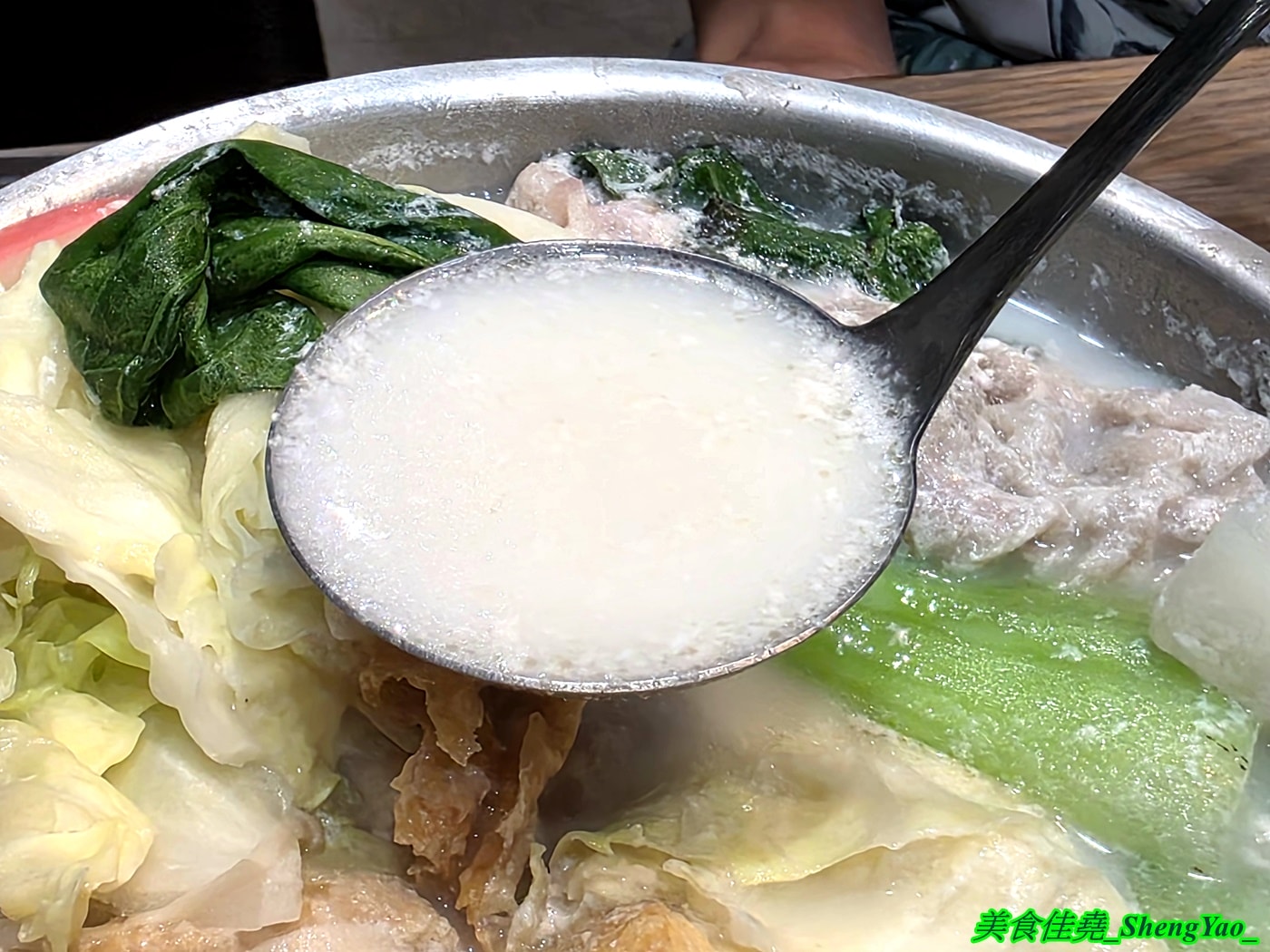 [台中北屯]翎軒有鍋 – 台中新開幕平價小火鍋，居然有KTV包廂，而且不只賣鍋物還賣熱炒，鍋物最低只要170元，自助吧還有肉燥飯、飲料冰沙冰淇淋無限供應。