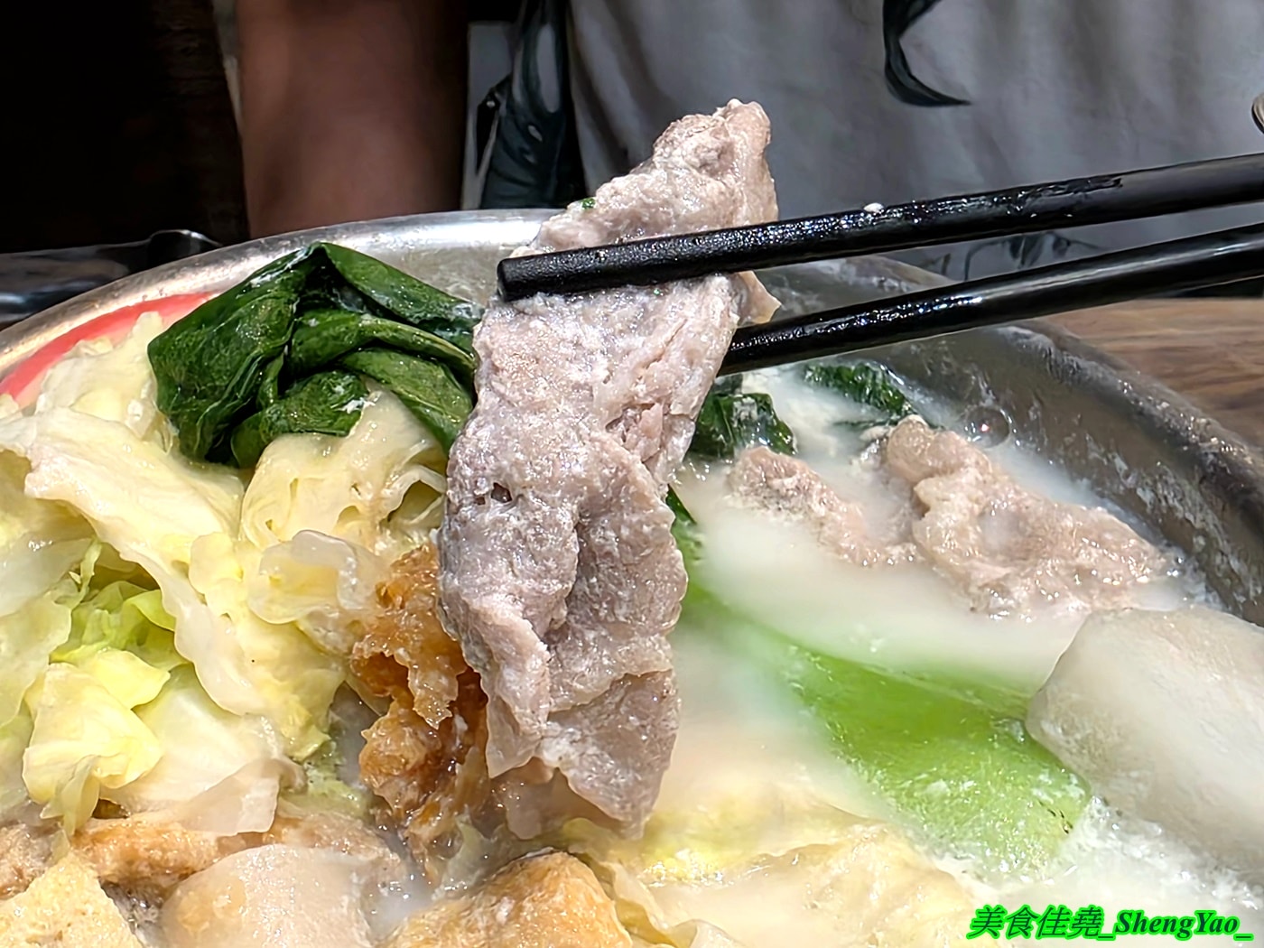 [台中北屯]翎軒有鍋 – 台中新開幕平價小火鍋，居然有KTV包廂，而且不只賣鍋物還賣熱炒，鍋物最低只要170元，自助吧還有肉燥飯、飲料冰沙冰淇淋無限供應。