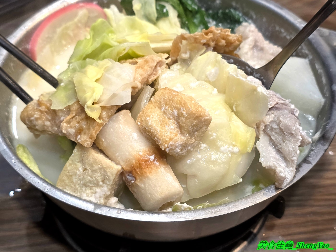 [台中北屯]翎軒有鍋 – 台中新開幕平價小火鍋，居然有KTV包廂，而且不只賣鍋物還賣熱炒，鍋物最低只要170元，自助吧還有肉燥飯、飲料冰沙冰淇淋無限供應。
