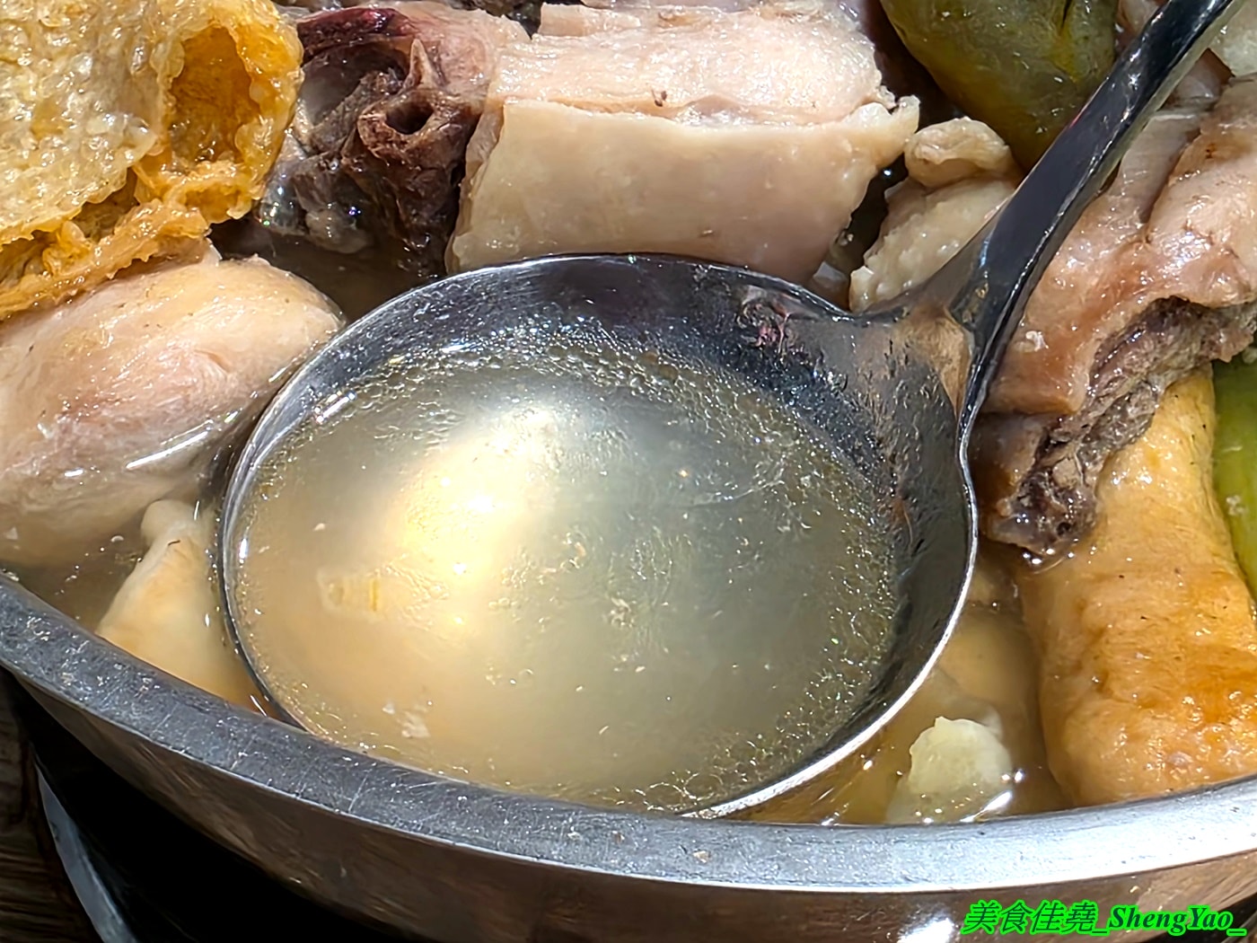 [台中北屯]翎軒有鍋 – 台中新開幕平價小火鍋，居然有KTV包廂，而且不只賣鍋物還賣熱炒，鍋物最低只要170元，自助吧還有肉燥飯、飲料冰沙冰淇淋無限供應。