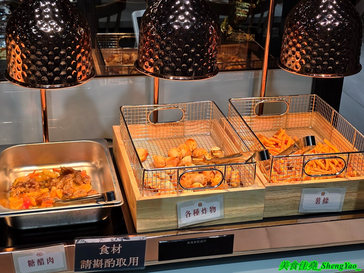 [台中梧棲]韓鍋庄- 海線第一家韓國人開的韓式料理吃到飽，自助區糖醋肉、炸醬飯、韓式炸雞..等無限供應，還有鐵板炒肉以及韓國飲料無限單點。