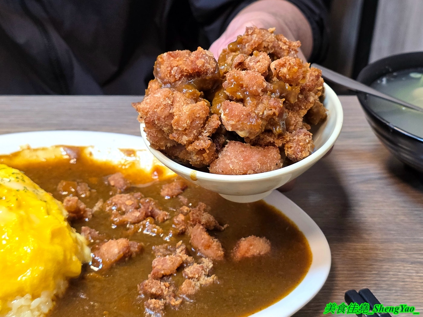 [台中沙鹿]十勝嵐 沙鹿店 – 沙鹿學生超級愛店，咖哩飯和丼飯是主打，爆炸肉量炸雞咖哩超浮誇，加飯加麵免費，內用還提供免費飲料。
