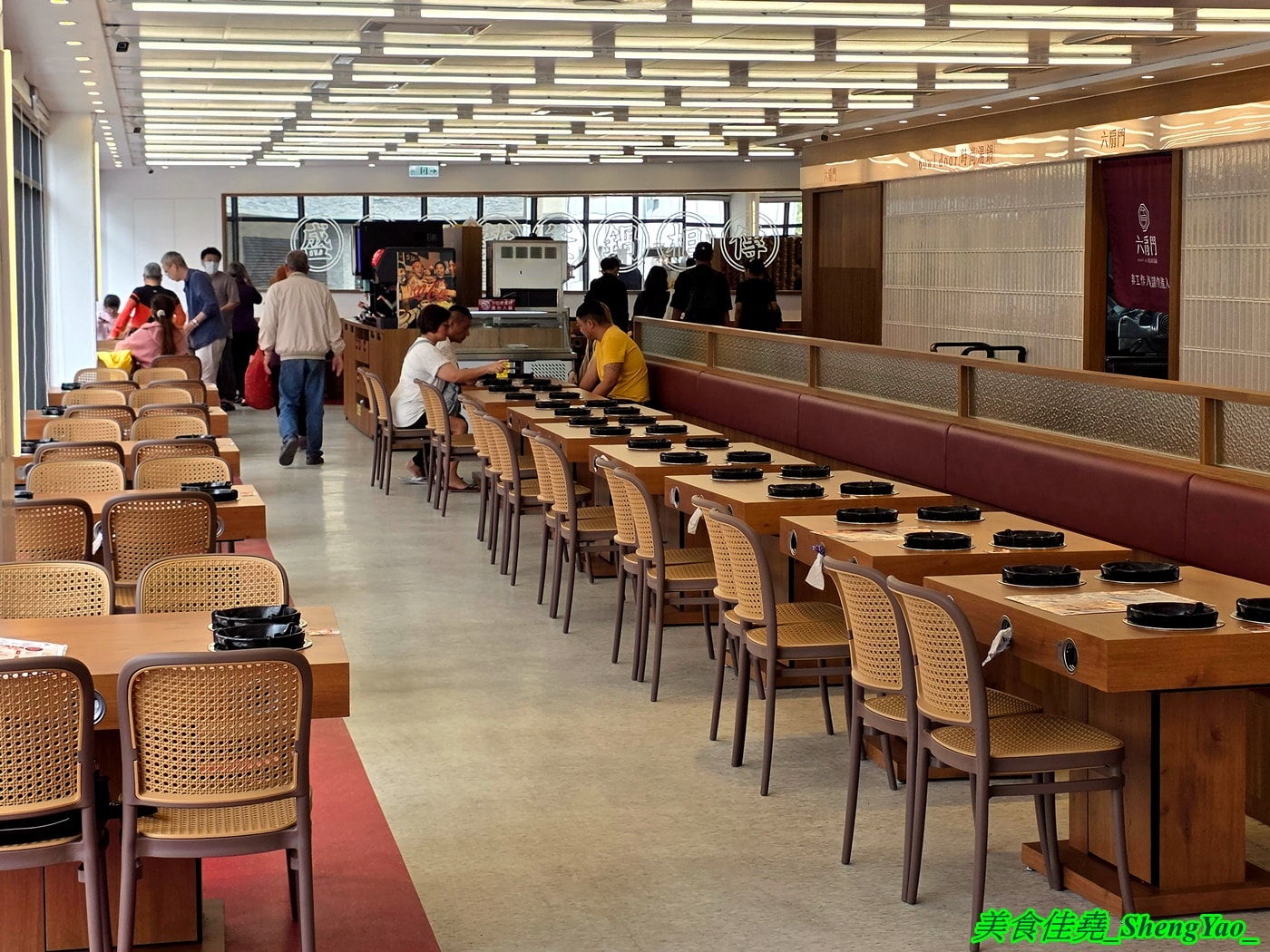 [台中沙鹿]六扇門 沙鹿店 – 沙鹿六扇門來了~~還是全台中最大間的喔，環境寬敞舒適，自助吧也很新，居然還有豆花吃到飽。
