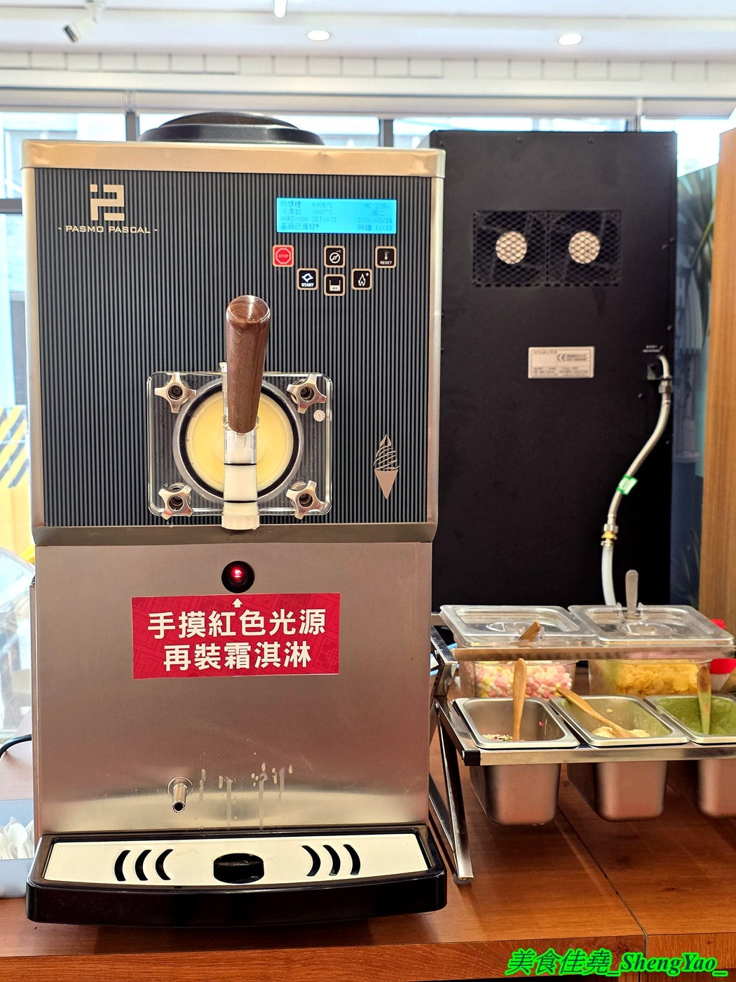 [台中沙鹿]六扇門 沙鹿店 – 沙鹿六扇門來了~~還是全台中最大間的喔，環境寬敞舒適，自助吧也很新，居然還有豆花吃到飽。