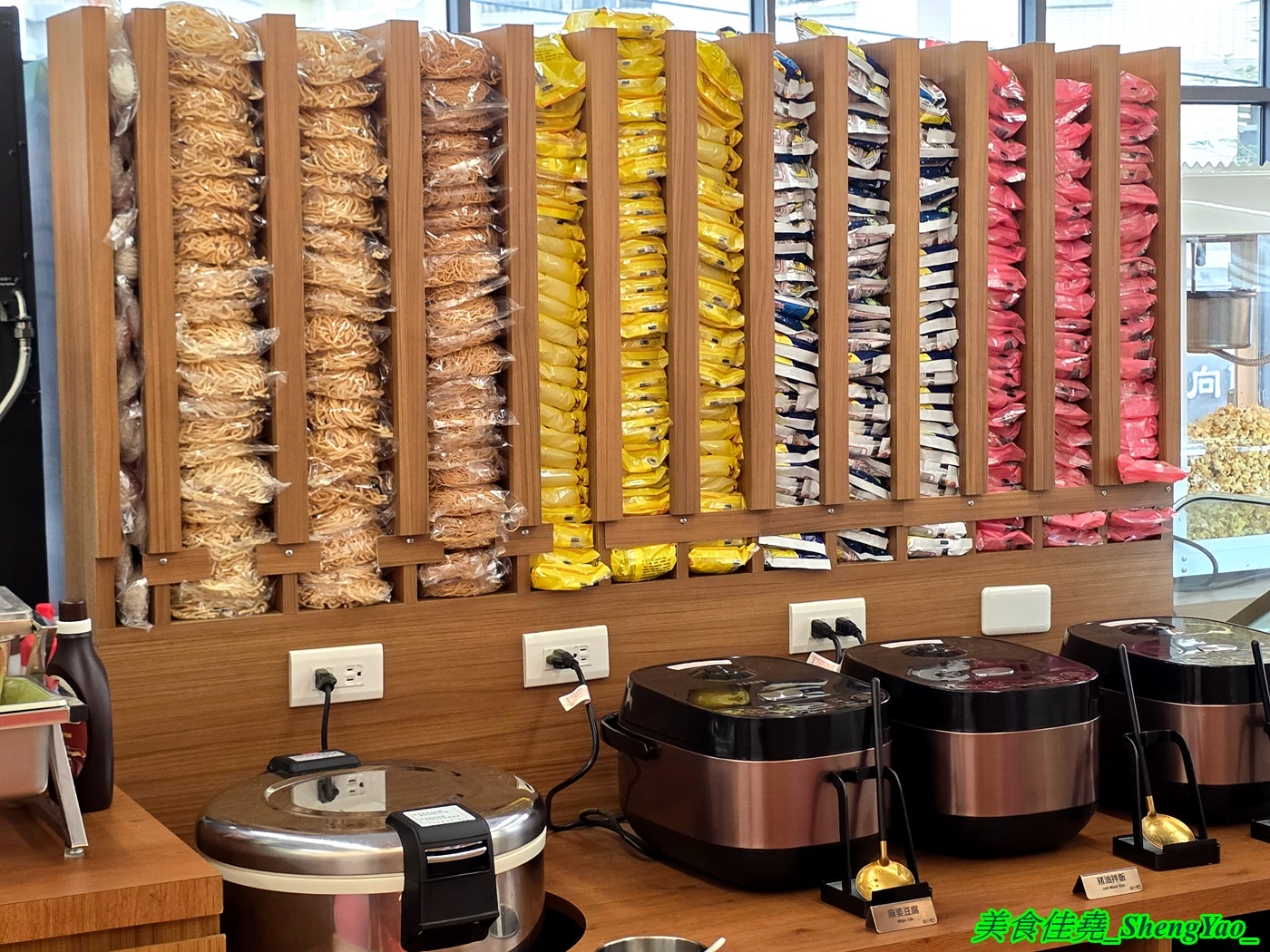 [台中沙鹿]六扇門 沙鹿店 – 沙鹿六扇門來了~~還是全台中最大間的喔，環境寬敞舒適，自助吧也很新，居然還有豆花吃到飽。