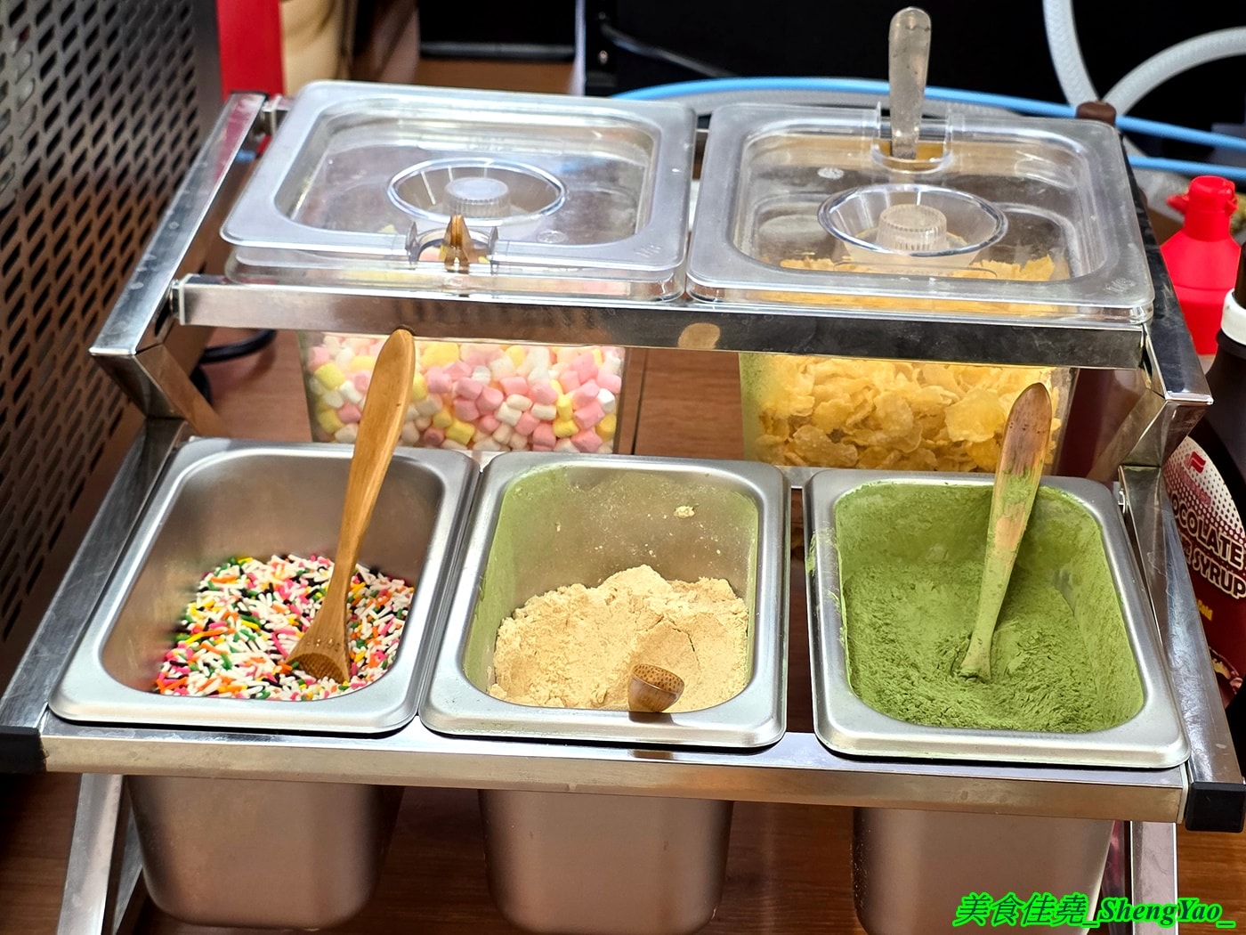[台中沙鹿]六扇門 沙鹿店 – 沙鹿六扇門來了~~還是全台中最大間的喔，環境寬敞舒適，自助吧也很新，居然還有豆花吃到飽。