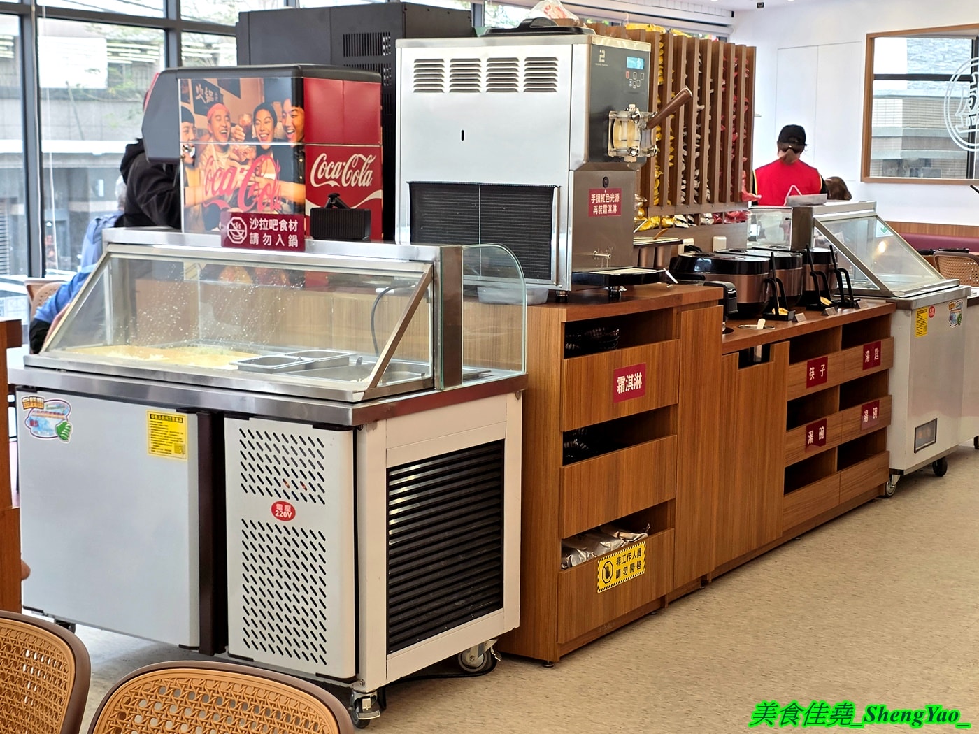 [台中沙鹿]六扇門 沙鹿店 – 沙鹿六扇門來了~~還是全台中最大間的喔，環境寬敞舒適，自助吧也很新，居然還有豆花吃到飽。