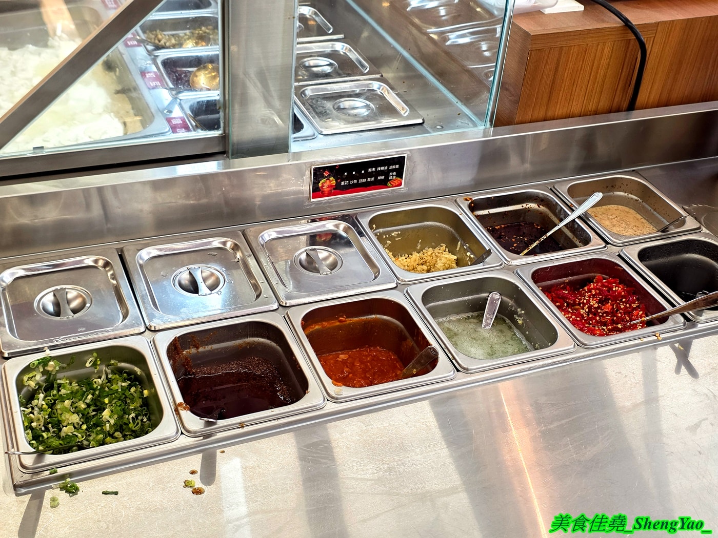 [台中沙鹿]六扇門 沙鹿店 – 沙鹿六扇門來了~~還是全台中最大間的喔，環境寬敞舒適，自助吧也很新，居然還有豆花吃到飽。