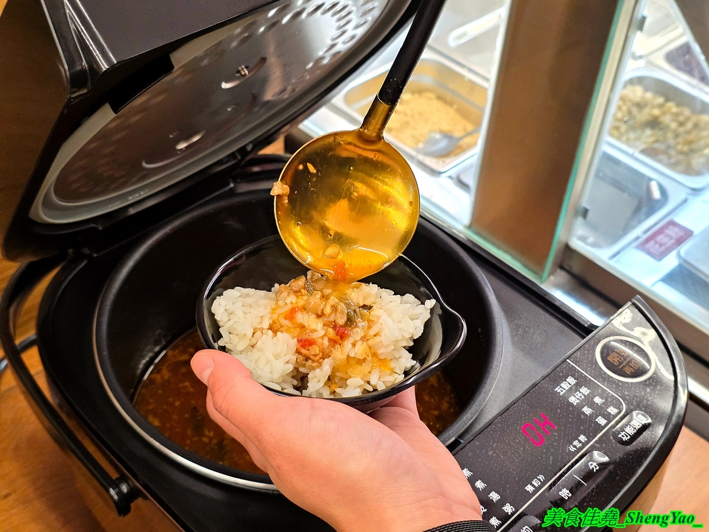 [台中沙鹿]六扇門 沙鹿店 – 沙鹿六扇門來了~~還是全台中最大間的喔，環境寬敞舒適，自助吧也很新，居然還有豆花吃到飽。