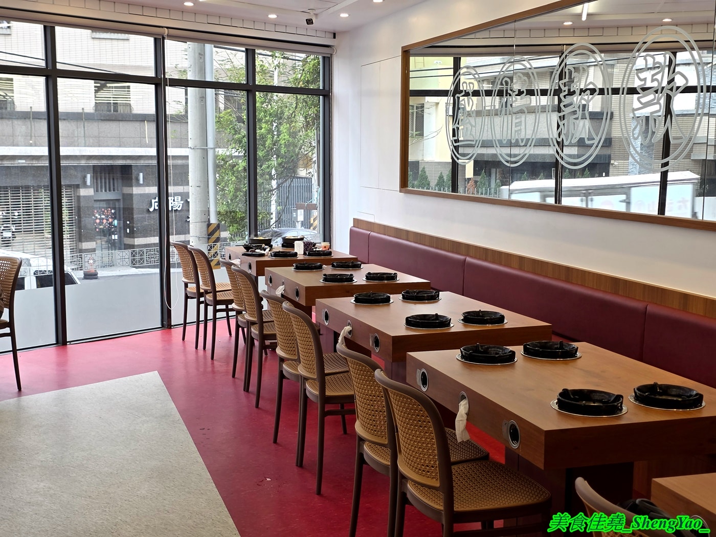 [台中沙鹿]六扇門 沙鹿店 – 沙鹿六扇門來了~~還是全台中最大間的喔，環境寬敞舒適，自助吧也很新，居然還有豆花吃到飽。