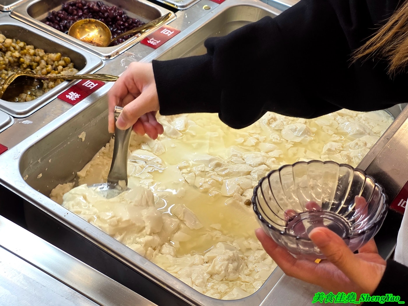[台中沙鹿]六扇門 沙鹿店 – 沙鹿六扇門來了~~還是全台中最大間的喔，環境寬敞舒適，自助吧也很新，居然還有豆花吃到飽。