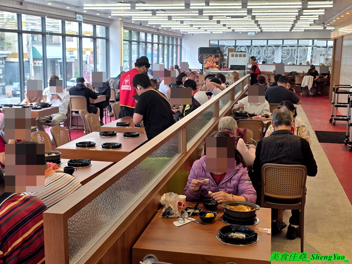 [台中沙鹿]六扇門 沙鹿店 – 沙鹿六扇門來了~~還是全台中最大間的喔，環境寬敞舒適，自助吧也很新，居然還有豆花吃到飽。