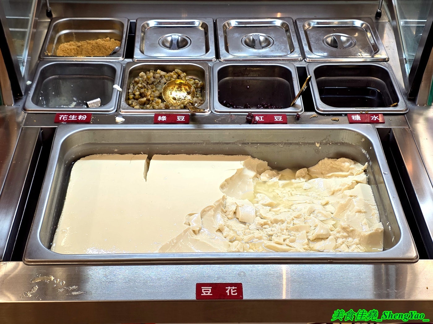 [台中沙鹿]六扇門 沙鹿店 – 沙鹿六扇門來了~~還是全台中最大間的喔，環境寬敞舒適，自助吧也很新，居然還有豆花吃到飽。