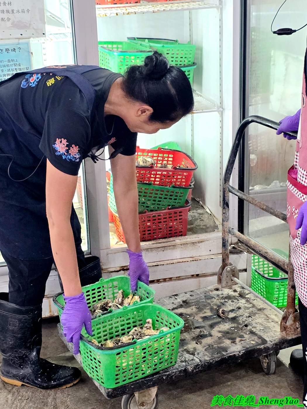 [台中沙鹿]海線蚵姐 – 海線超平價烤鮮蚵吃到飽，鮮蚵又肥又大，吃起來有夠爽，還能加購蛤蠣吃到飽，店內也有豐富多樣熱炒，他們熱炒也超強。