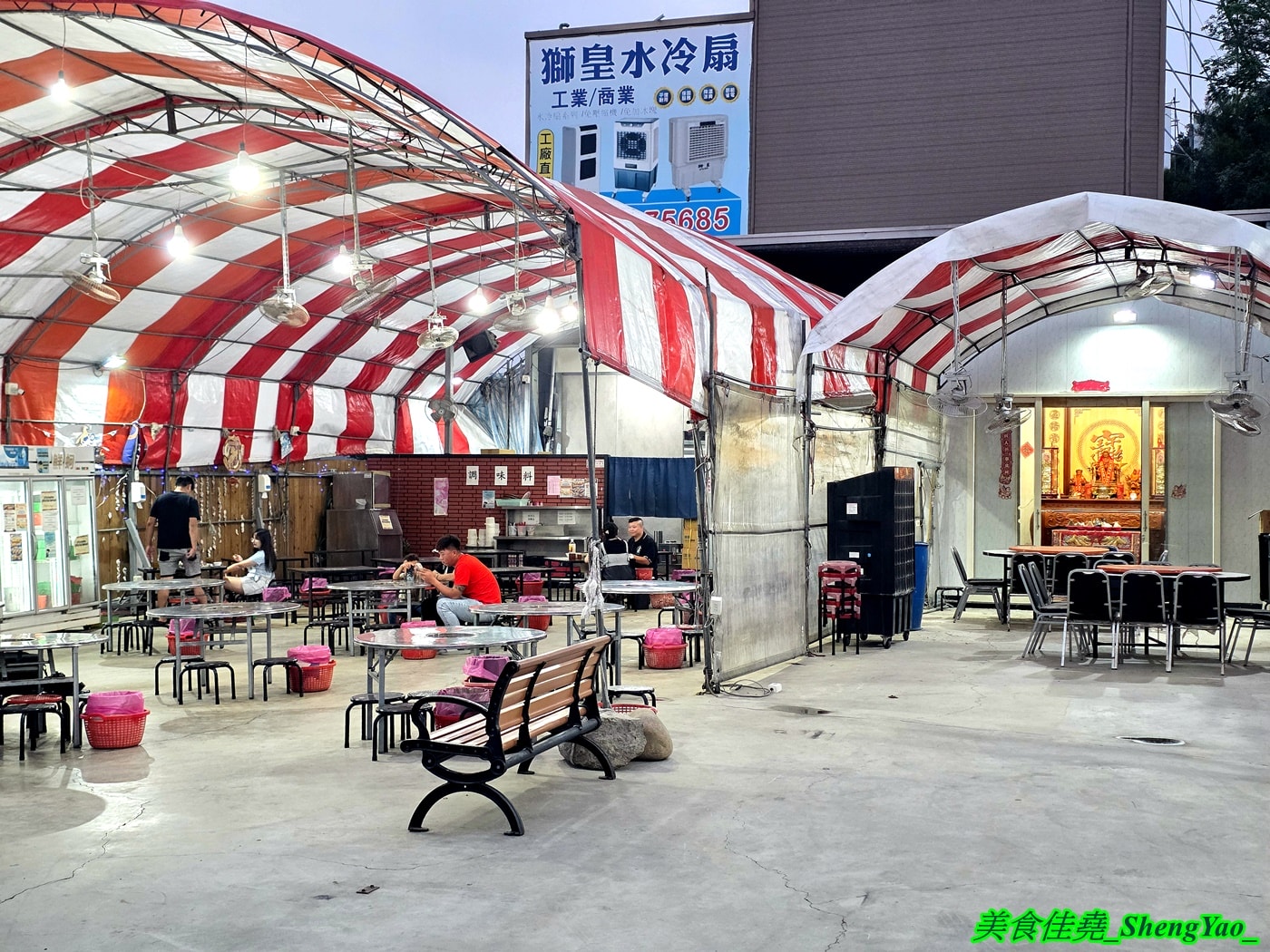 [台中沙鹿]海線蚵姐 – 海線超平價烤鮮蚵吃到飽，鮮蚵又肥又大，吃起來有夠爽，還能加購蛤蠣吃到飽，店內也有豐富多樣熱炒，他們熱炒也超強。
