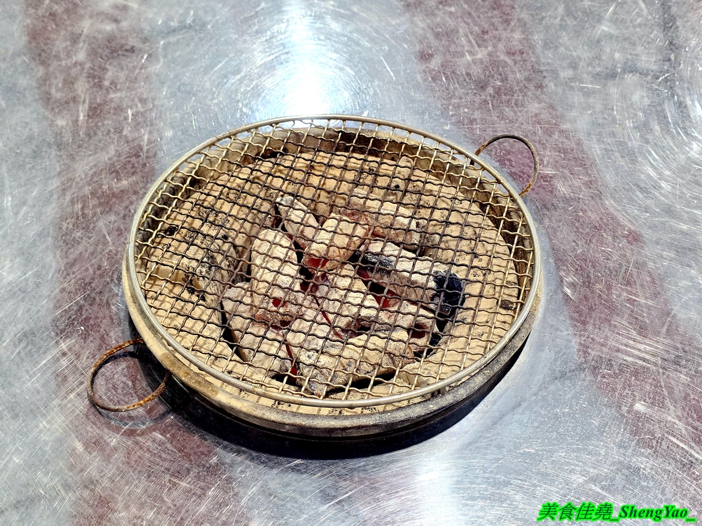 [台中沙鹿]海線蚵姐 – 海線超平價烤鮮蚵吃到飽，鮮蚵又肥又大，吃起來有夠爽，還能加購蛤蠣吃到飽，店內也有豐富多樣熱炒，他們熱炒也超強。