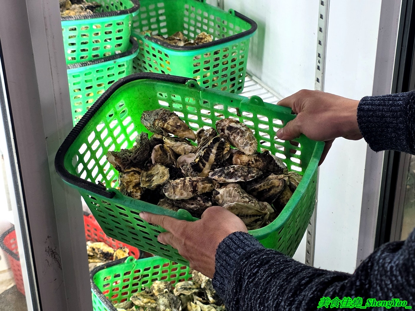 [台中沙鹿]海線蚵姐 – 海線超平價烤鮮蚵吃到飽，鮮蚵又肥又大，吃起來有夠爽，還能加購蛤蠣吃到飽，店內也有豐富多樣熱炒，他們熱炒也超強。