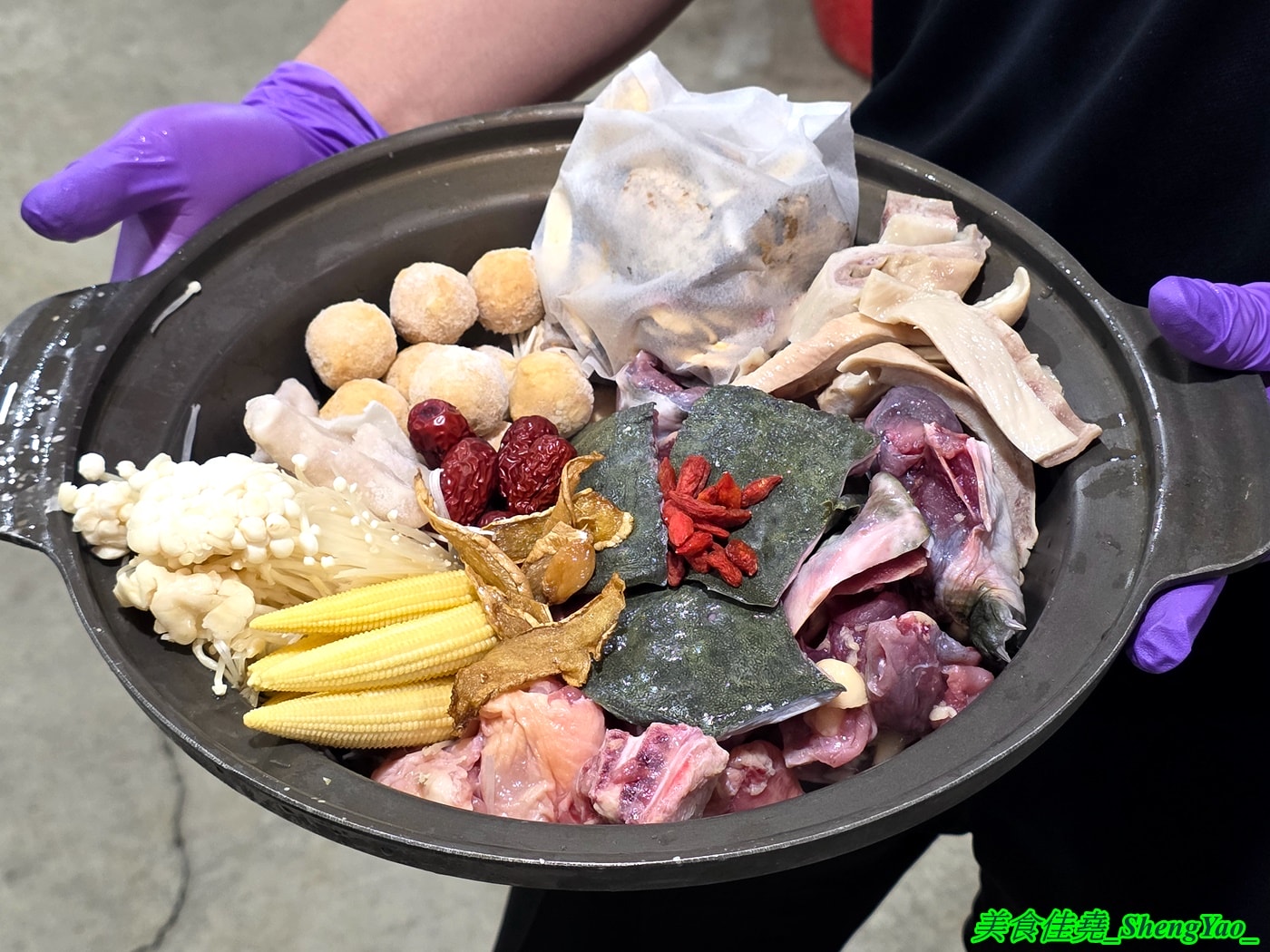 [台中沙鹿]海線蚵姐 – 海線超平價烤鮮蚵吃到飽，鮮蚵又肥又大，吃起來有夠爽，還能加購蛤蠣吃到飽，店內也有豐富多樣熱炒，他們熱炒也超強。