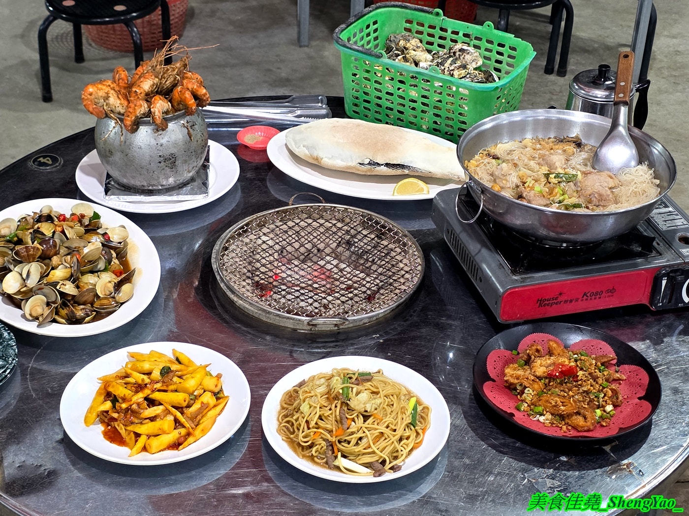 [台中沙鹿]海線蚵姐 – 海線超平價烤鮮蚵吃到飽，鮮蚵又肥又大，吃起來有夠爽，還能加購蛤蠣吃到飽，店內也有豐富多樣熱炒，他們熱炒也超強。