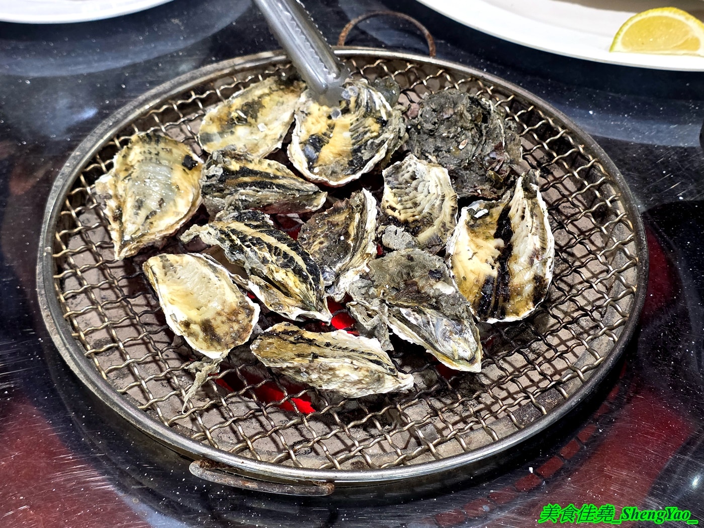 [台中沙鹿]海線蚵姐 – 海線超平價烤鮮蚵吃到飽，鮮蚵又肥又大，吃起來有夠爽，還能加購蛤蠣吃到飽，店內也有豐富多樣熱炒，他們熱炒也超強。