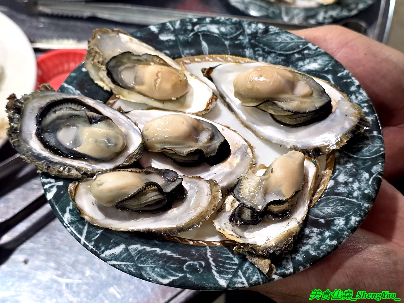 [台中沙鹿]海線蚵姐 – 海線超平價烤鮮蚵吃到飽，鮮蚵又肥又大，吃起來有夠爽，還能加購蛤蠣吃到飽，店內也有豐富多樣熱炒，他們熱炒也超強。