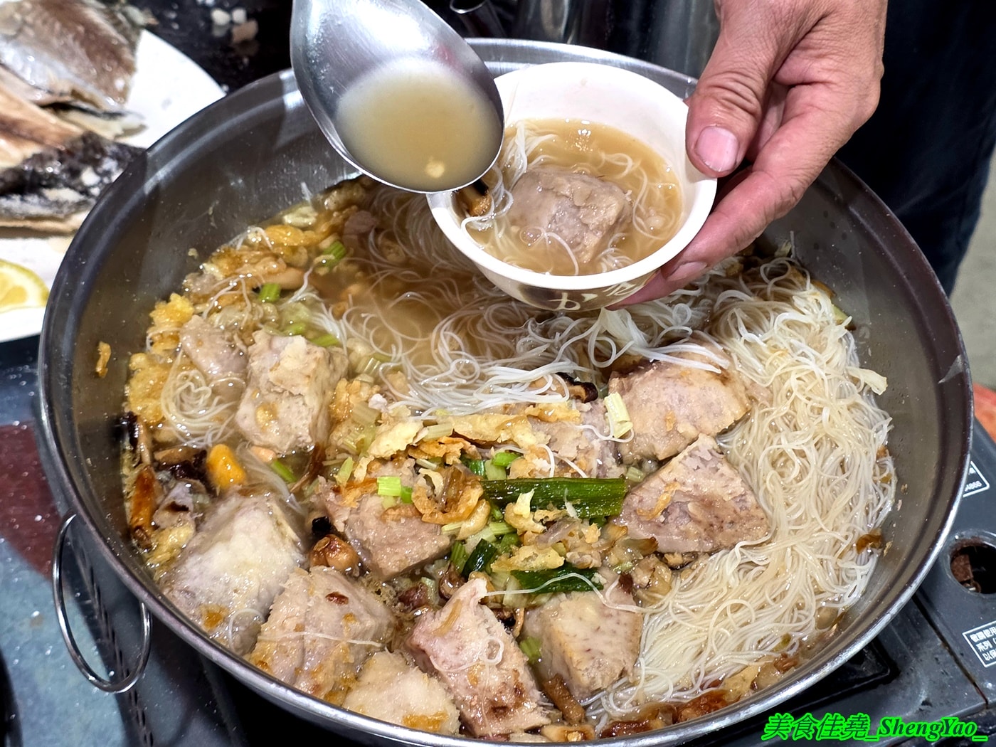 [台中沙鹿]海線蚵姐 – 海線超平價烤鮮蚵吃到飽，鮮蚵又肥又大，吃起來有夠爽，還能加購蛤蠣吃到飽，店內也有豐富多樣熱炒，他們熱炒也超強。