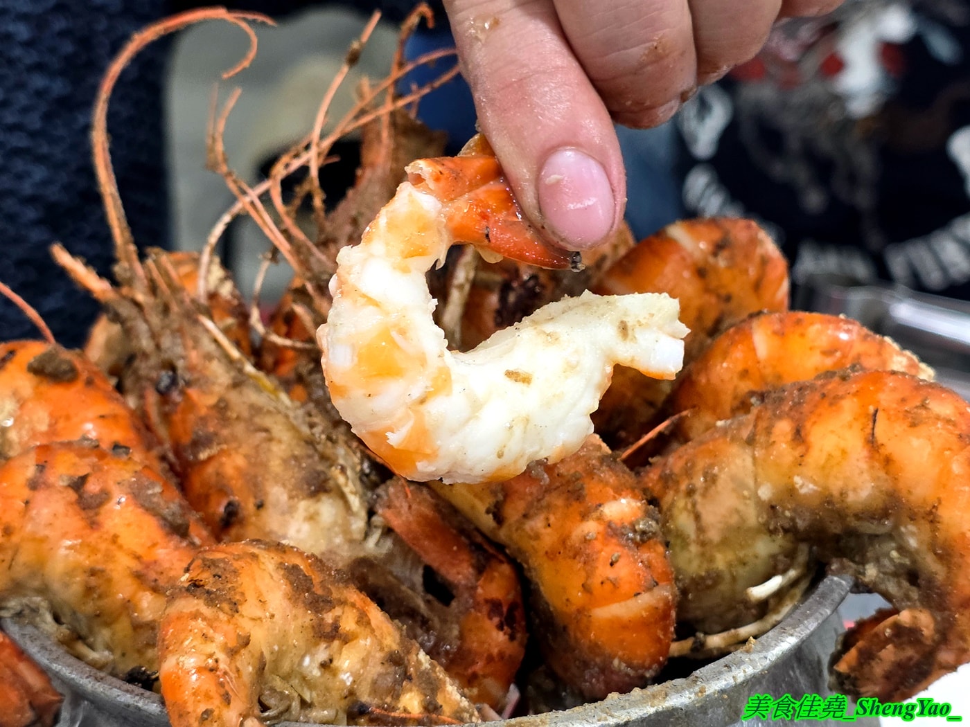 [台中沙鹿]海線蚵姐 – 海線超平價烤鮮蚵吃到飽，鮮蚵又肥又大，吃起來有夠爽，還能加購蛤蠣吃到飽，店內也有豐富多樣熱炒，他們熱炒也超強。