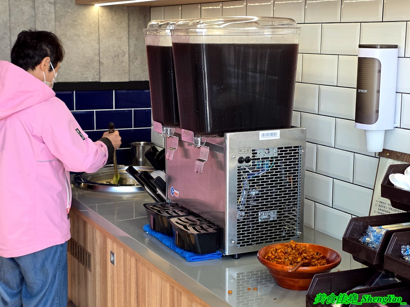 [台中梧棲]上野烤肉飯 梧棲店 – 中壢超強排隊烤肉飯開來海線了，網友一致推薦的烤五花肉飯果然厲害，烤雞腿也很讚，店內有免費的辣蘿蔔、紅茶和熱湯。