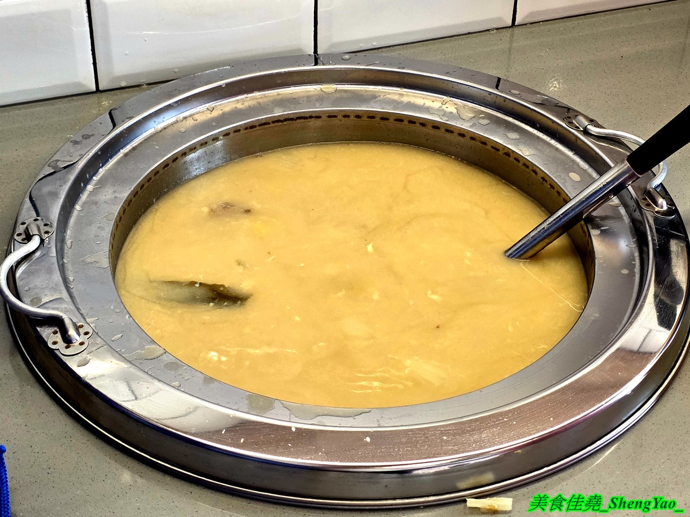 [台中梧棲]上野烤肉飯 梧棲店 – 中壢超強排隊烤肉飯開來海線了，網友一致推薦的烤五花肉飯果然厲害，烤雞腿也很讚，店內有免費的辣蘿蔔、紅茶和熱湯。